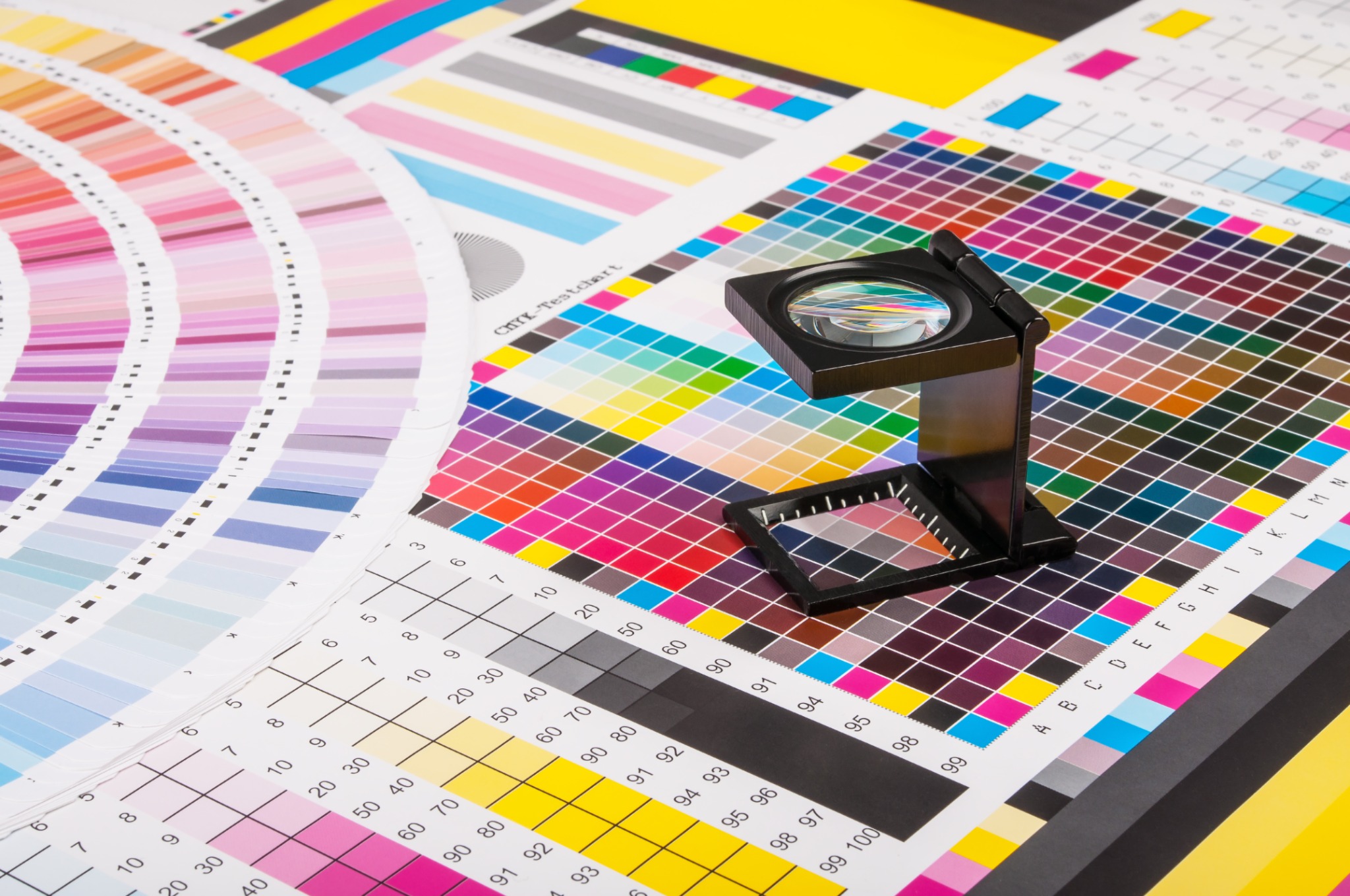 Colour charts and inspection loupe for accurate colour assessment
