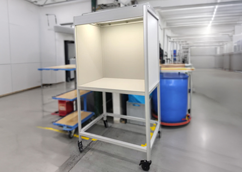 Mobile rolling booth with integrated standard light in a production environment
